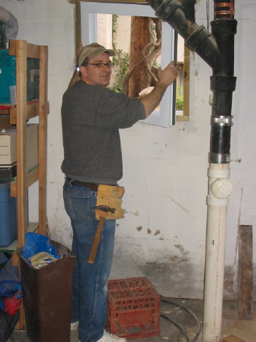 2006_11_29 Randy installing windows.jpg